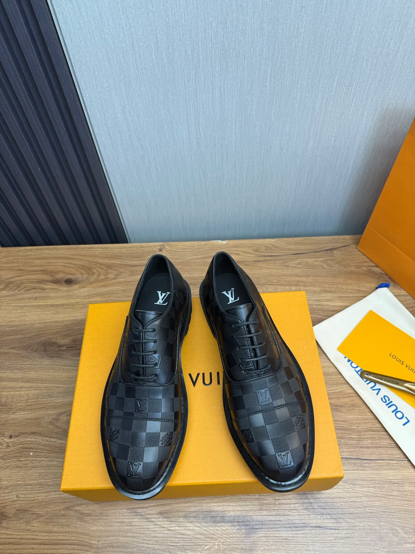Men's shoes 💰900💰 LV. Men's casual lace-up leather shoes, the latest hot style 🔥 1:1 original purchase quality, top quality goods ⬆️The upper is imported open-edge beaded cowhide, cowhide, and cow suede. The hand-made three-dimensional stitching highlights the round toe design. The inner foot pads are all imported cowhide, with the original wear-resistant foam outsole, matching code 39-44, (38, 45 custom-made, non-refundable)